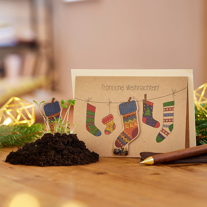 weihnachtliche Karte mit Socken Motiv und Saatgut zum Einplanzen