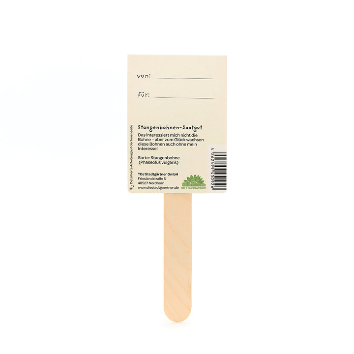 Stab mit rechteckigem Schild aus Papier, darauf Textfelder "von:" und "für:" sowie Informationen zu Stangenbohnen-Saatgut auf Deutsch.