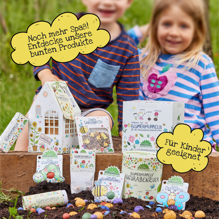 Zwei Kinder im Garten mit bunten, kinderfreundlichen Blumenprodukten und Verpackungen, umgeben von Erde und Blumenmurmeln; gelbe Sprechblasen mit Werbeaufdruck.